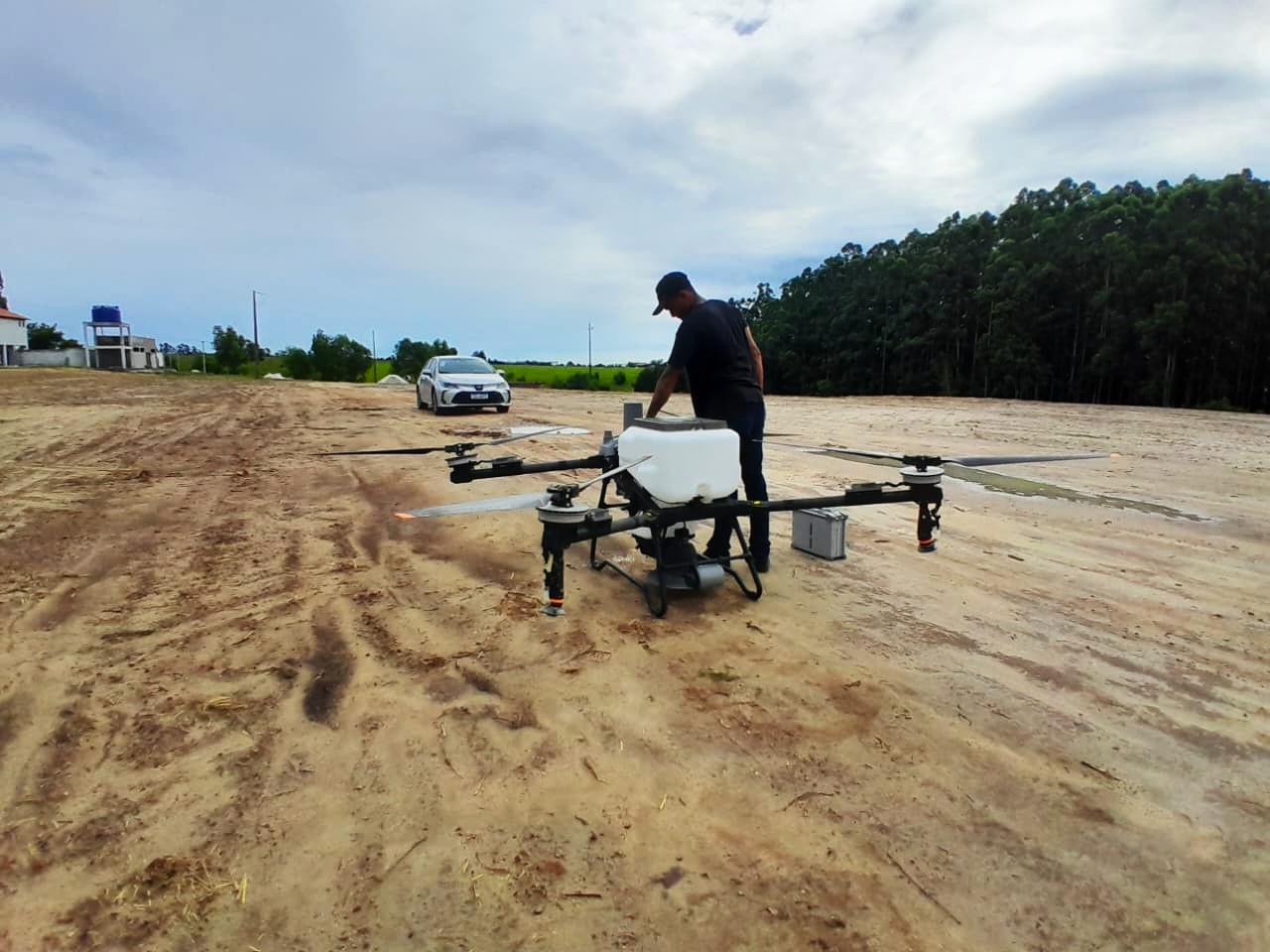 Plantio de grama marca reta final das obras do novo Parque de Vaquejada Zé Maria